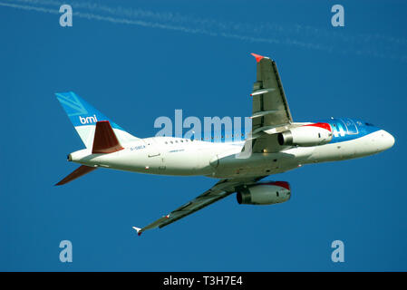 BMI British Midland International Airbus A319 aereo di linea decolla dall'aeroporto di Londra Heathrow, Londra, Regno Unito in cielo blu Foto Stock