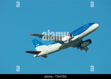 BMI British Midland International Airbus A319 aereo di linea decolla dall'aeroporto di Londra Heathrow, Londra, Regno Unito in cielo blu Foto Stock