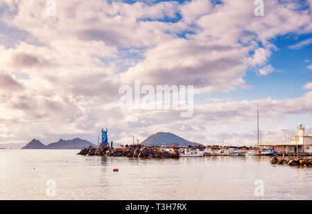 In legno tradizionali barche da pesca ormeggiata al porto turco e greco amicizia statua in Egeo, Turgutreis Bodrum, Foto Stock