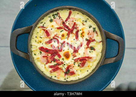 Mac e formaggio con gamberetti, manzo pancetta e baby verde fiore Foto Stock