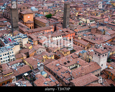 Paesaggio urbano di Bologna - i tetti rossi del centro medievale della città di Bologna in Italia. Foto Stock