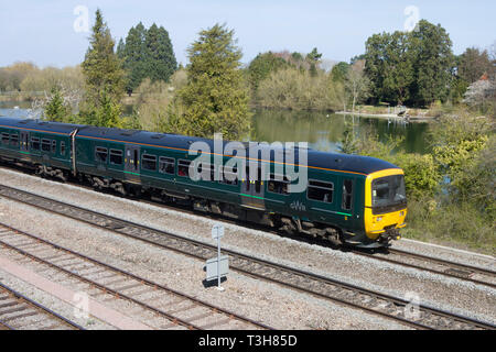 Una classe 165 Turbo Diesel GWR unità multiple treno Hinksey, Oxford con Hinksey lago dietro Foto Stock