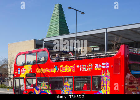 Il City sightseeing Oxford aperta superiormente tour bus passa il Said Business School, Oxford Foto Stock