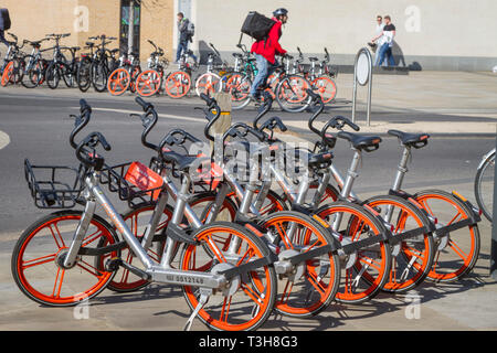 Mobikes per il noleggio in rack fuori Oxford stazione ferroviaria Foto Stock