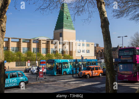 La Ziggurat di detta Scuola di Business visto da Oxford Stazione Ferroviaria con autobus e taxi Foto Stock