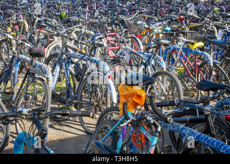 Una foresta di biciclette parcheggiate fuori Oxford stazione ferroviaria Foto Stock