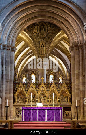 Il Reredos consiste di cinque scomparti a baldacchino con elaborati sculture raffiguranti la Passione del Signore, Cattedrale di Hereford, England, Regno Unito, Europa. Foto Stock