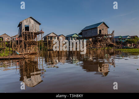 Stilt case in un villaggio di pescatori vicino lago Tonle Sap, Cambogia Foto Stock