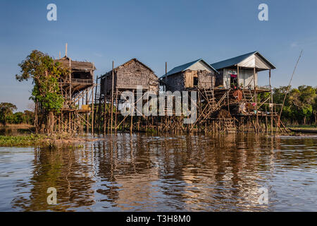 Stilt case in un villaggio di pescatori vicino lago Tonle Sap, Cambogia Foto Stock