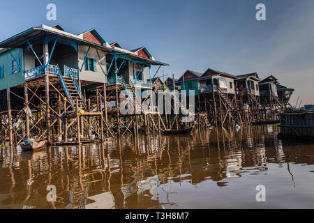 Stilt case in un villaggio di pescatori vicino lago Tonle Sap, Cambogia Foto Stock