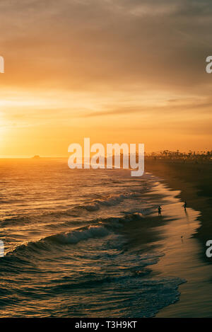 Vivace tramonto sulla spiaggia dalla balboa Pier, in Newport Beach, Orange County, California Foto Stock