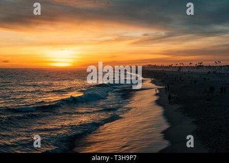 Vivace tramonto sulla spiaggia dalla balboa Pier, in Newport Beach, Orange County, California Foto Stock