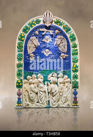 Terracotta smaltata pannello di rilievo dell'Ascensione di Cristo realizzata intorno al 1490 per i cordoni cappella nella chiesa di Sant'Agostino nella citta de C Foto Stock