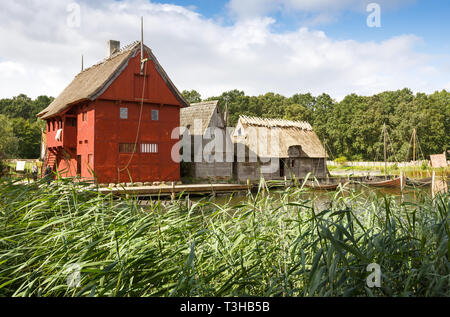 Le case medievali e le barche nel Medioevo Centro sperimentale il museo vivente di storia in Sundby Lolland, Danimarca. Foto Stock