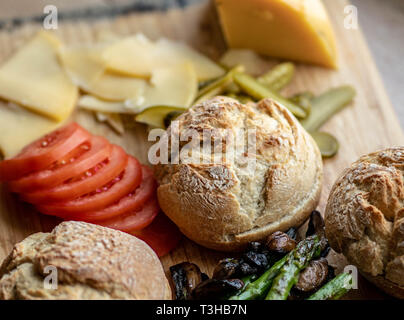 Cotto al forno funghi champignon burger con aggiunta di lattuga fresca, pomodoro, asparagi e fresche foglie di spinaci Foto Stock