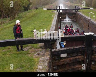 I giovani nella voce di blocco a valle vicino a Newbury Town Center, facendo del Duca di Edimburgo oro formazione di badge Foto Stock