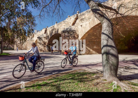 Ciclisti sotto Pont del Serrans Ponte Turia Giardini Valenzia Spagna bicicletta città Europa parco cittadino persone in bicicletta Valencia Turia Giardini in bicicletta Valencia Foto Stock