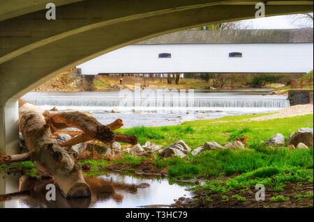 Costruita nel 1882 sopra il fiume Doe nel centro cittadino di Elizabethton, Tennessee Foto Stock