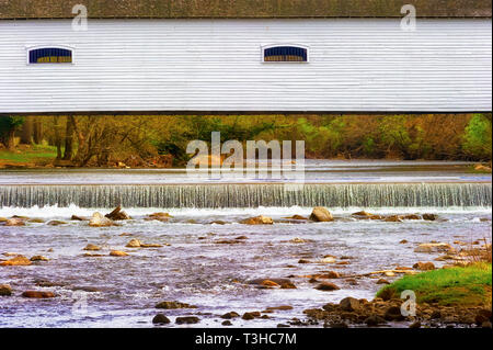 Costruita nel 1882 sopra il fiume Doe nel centro cittadino di Elizabethton, Tennessee Foto Stock