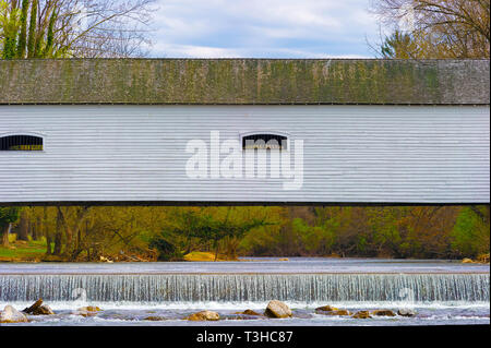 Costruita nel 1882 sopra il fiume Doe nel centro cittadino di Elizabethton, Tennessee Foto Stock