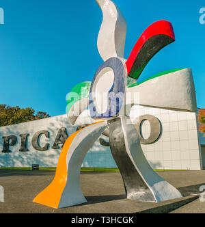 Il Padiglione Picasso e la fleur qui marche scultura di Fernand Leger al Museo all'aperto Hakone, Giappone Foto Stock