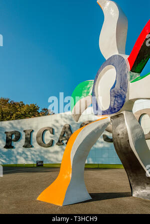 Il Padiglione Picasso e la fleur qui marche scultura di Fernand Leger al Museo all'aperto Hakone, Giappone Foto Stock