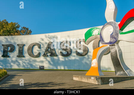 Il Padiglione Picasso e la fleur qui marche scultura di Fernand Leger al Museo all'aperto Hakone, Giappone Foto Stock