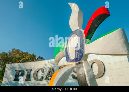 Il Padiglione Picasso e la fleur qui marche scultura di Fernand Leger al Museo all'aperto Hakone, Giappone Foto Stock