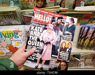 MONTREAL, Canada - 28 Marzo 2019: Ciao rivista in una mano con la regina Elisabetta sul coperchio anteriore su stand di diverse riviste in un negozio. Ciao è Foto Stock