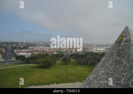 Viste dall'impianto difensivo di La Torre di Belem emblematico difensiva medievale Torre di Belem a Lisbona. Natura, architettura, storia, street photog Foto Stock