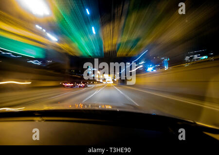 WA17078-00...WASHINGTON - La guida Interstate 5 di notte nei pressi di Seattle. Foto Stock