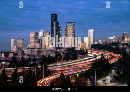 WA17081-00...WASHINGTON - la città di Seattle e Interstate 5 a sunrise viewsd dal Dott. Jose Rizal Park. Foto Stock