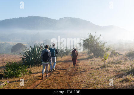 Lago Inle, MYANMAR - 27 novembre, 2018: immagine orizzontale di backpackers treeking turistica con la nebbia durante la mattina tempo nel Lago Inle, un touristic dest Foto Stock