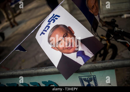 Benjamin Netanyahu banner visto durante la campagna elettorale. Israele detiene le elezioni per il prossimo Primo ministro. Dopo lo stretto legame, i sondaggi dimostrano che il nuovo runner per la Knesset avrà per formare una coalizione per la creazione di un nuovo governo. Con questo Netanyahu ha una maggiore possibilità di prendere il piombo. Foto Stock