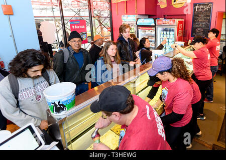 Lavoratori visto scoping gelato durante la Ben & Jerry cono libero giorno presso il Ben & Jerry's store su Broadway e West 104th Street a New York City. Foto Stock