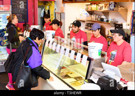 Una vecchia signora visto in negozio durante la Ben & Jerry cono libero giorno presso il Ben & Jerry's store su Broadway e West 104th Street a New York City. Foto Stock