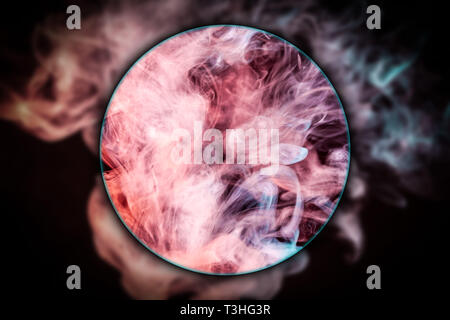 Close-up di blu e di rosso bomba fumo soffiato sotto una lente di ingrandimento sul nero sfondo isolato Foto Stock