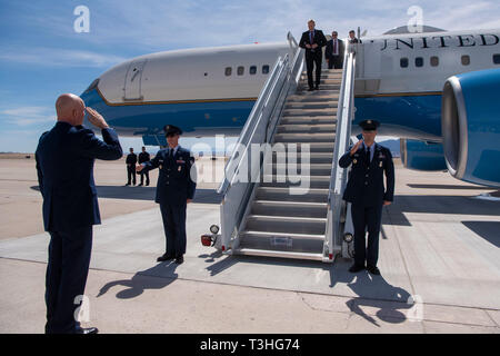 Stati Uniti Deliberando il Segretario della Difesa Patrick M. Shanahan saluta il comandante di U.S. Air Force Space Command, Air Force gen. John W. "Jay" Raymond, Peterson Air Force Base in Colorado, Aprile 8, 2019. (DoD foto di Lisa Ferdinando) Foto Stock