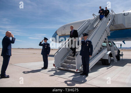 Stati Uniti Deliberando il Segretario della Difesa Patrick M. Shanahan saluta il comandante di U.S. Air Force Space Command, Air Force gen. John W. "Jay" Raymond, Peterson Air Force Base in Colorado, Aprile 8, 2019. (DoD foto di Lisa Ferdinando) Foto Stock