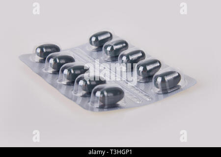 I supplementi a base di erbe. Integratori dietetici, vitamine e minerali. Uno stile di vita sano. Erba verde Gingko biloba medicina di erbe capsule in blister Foto Stock