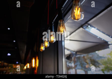 Due lampadine di illuminazione su sfondo scuro Foto Stock