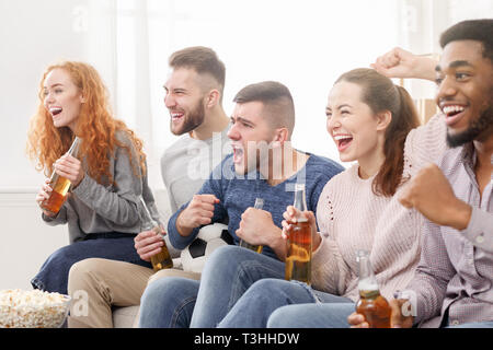 Per gli appassionati di calcio. Amici guardare partite di calcio in tv Foto Stock