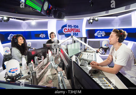 Capitale presentatori Colazione (sinistra - destra) Vick speranza, Sonny Jay e Roman Kemp nella capitale FM Studio nel centro di Londra, durante il loro primo in assoluto a livello nazionale mostrano la prima colazione. Foto Stock