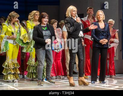 I membri originali del cast hanno raffigurato sul palco al Novella Theatre di Londra questa sera per celebrare il 20° anniversario del musical MONDIALE MAMMA mia! Foto Stock