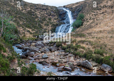Blackhill cascata (EAS o un' Bhradain cascata) su Allt Coire nam Bruadaram river sull isola di Skye, regione delle Highlands, Scotland, Regno Unito Foto Stock