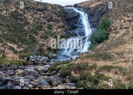 Blackhill cascata (EAS o un' Bhradain cascata) su Allt Coire nam Bruadaram river sull isola di Skye, regione delle Highlands, Scotland, Regno Unito Foto Stock