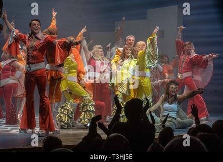 I membri originali del cast hanno raffigurato sul palco al Novella Theatre di Londra questa sera per celebrare il 20° anniversario del musical MONDIALE MAMMA mia! Foto Stock