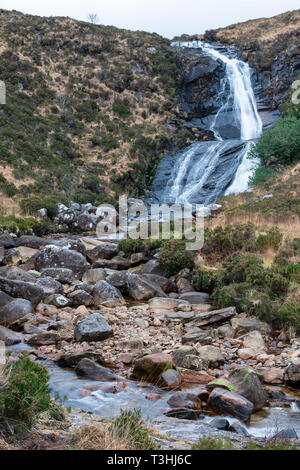 Blackhill cascata (EAS o un' Bhradain cascata) su Allt Coire nam Bruadaram river sull isola di Skye, regione delle Highlands, Scotland, Regno Unito Foto Stock