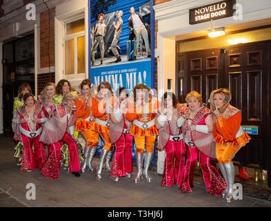 Il cast originale, raffigurata al di fuori della novella Theatre di Londra questa sera per celebrare il ventesimo anniversario del global smash hit musical MAMMA MIA! Foto Stock