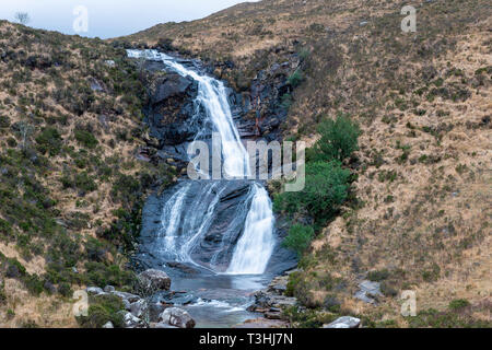 Blackhill cascata (EAS o un' Bhradain cascata) su Allt Coire nam Bruadaram river sull isola di Skye, regione delle Highlands, Scotland, Regno Unito Foto Stock